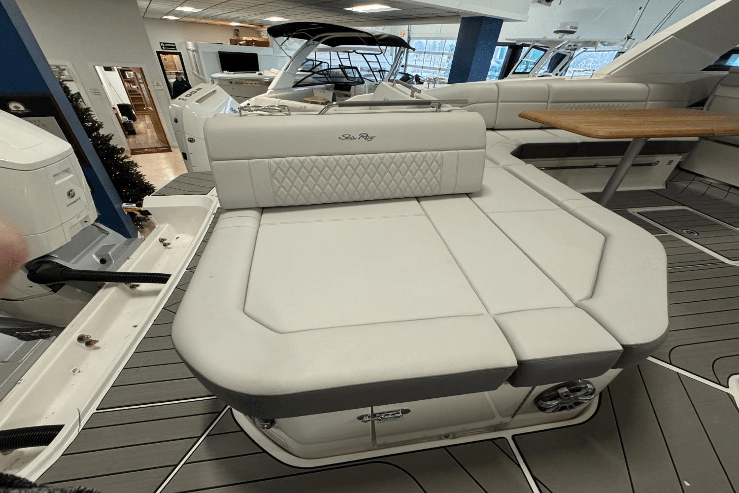 Slide: The Image of Sea Ray SLX 400 Outboard 2025 - 7