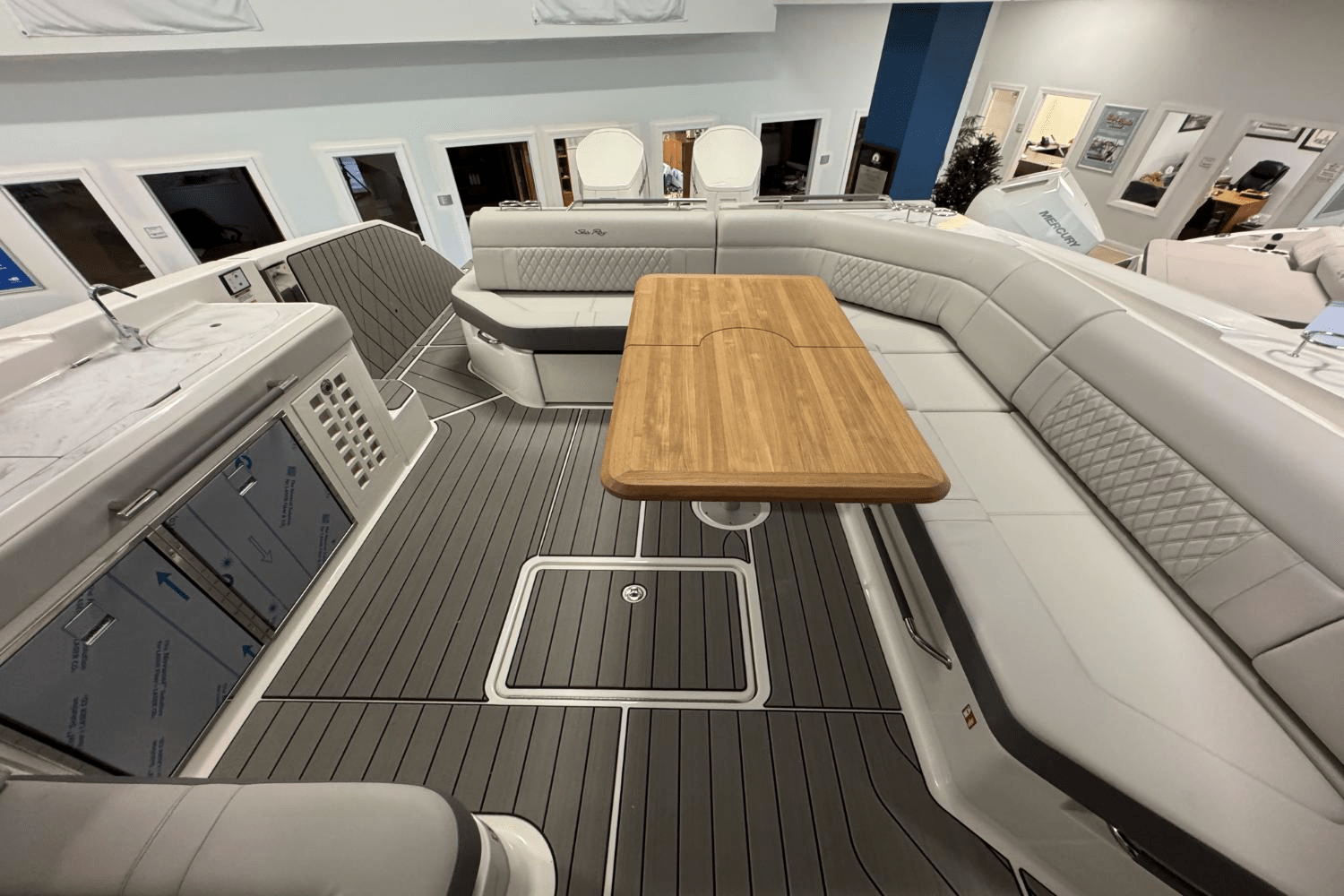 Slide: The Image of Sea Ray SLX 400 Outboard 2025 - 8