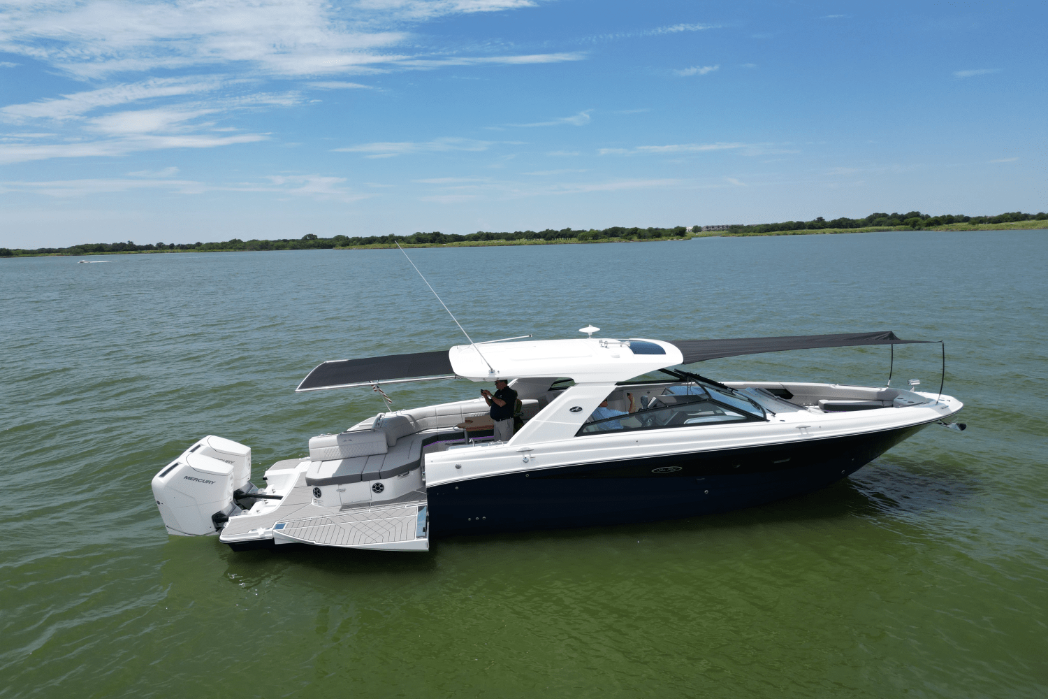 Slide: The Image of Sea Ray SLX 400 Outboard 2025 - 9