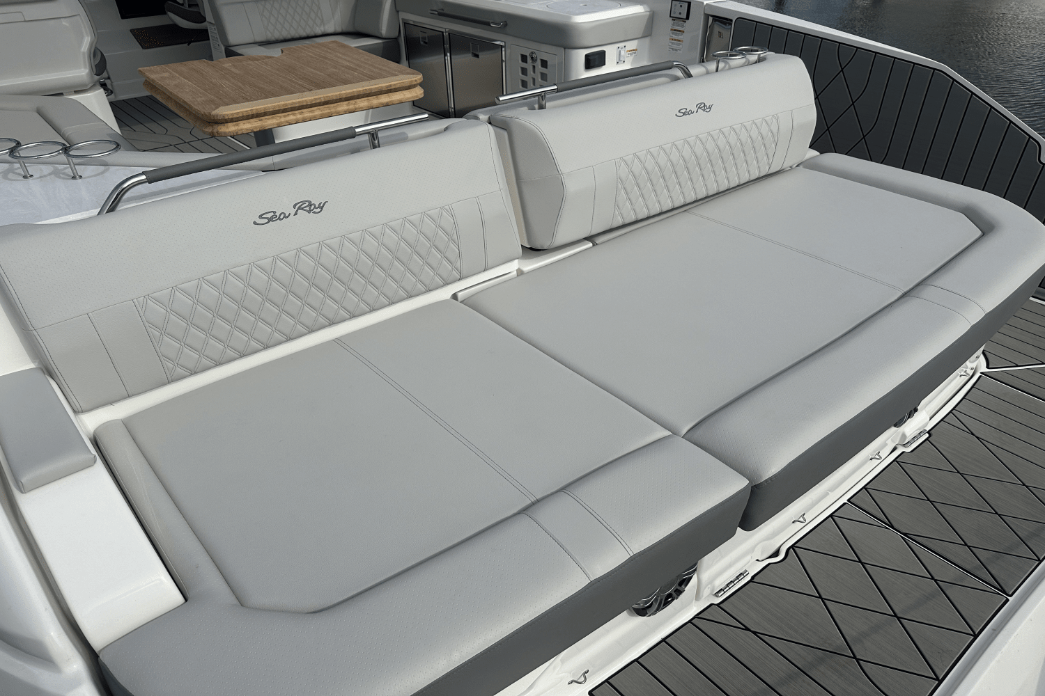 Slide: The Image of Sea Ray SLX 400 Outboard 2025 - 9