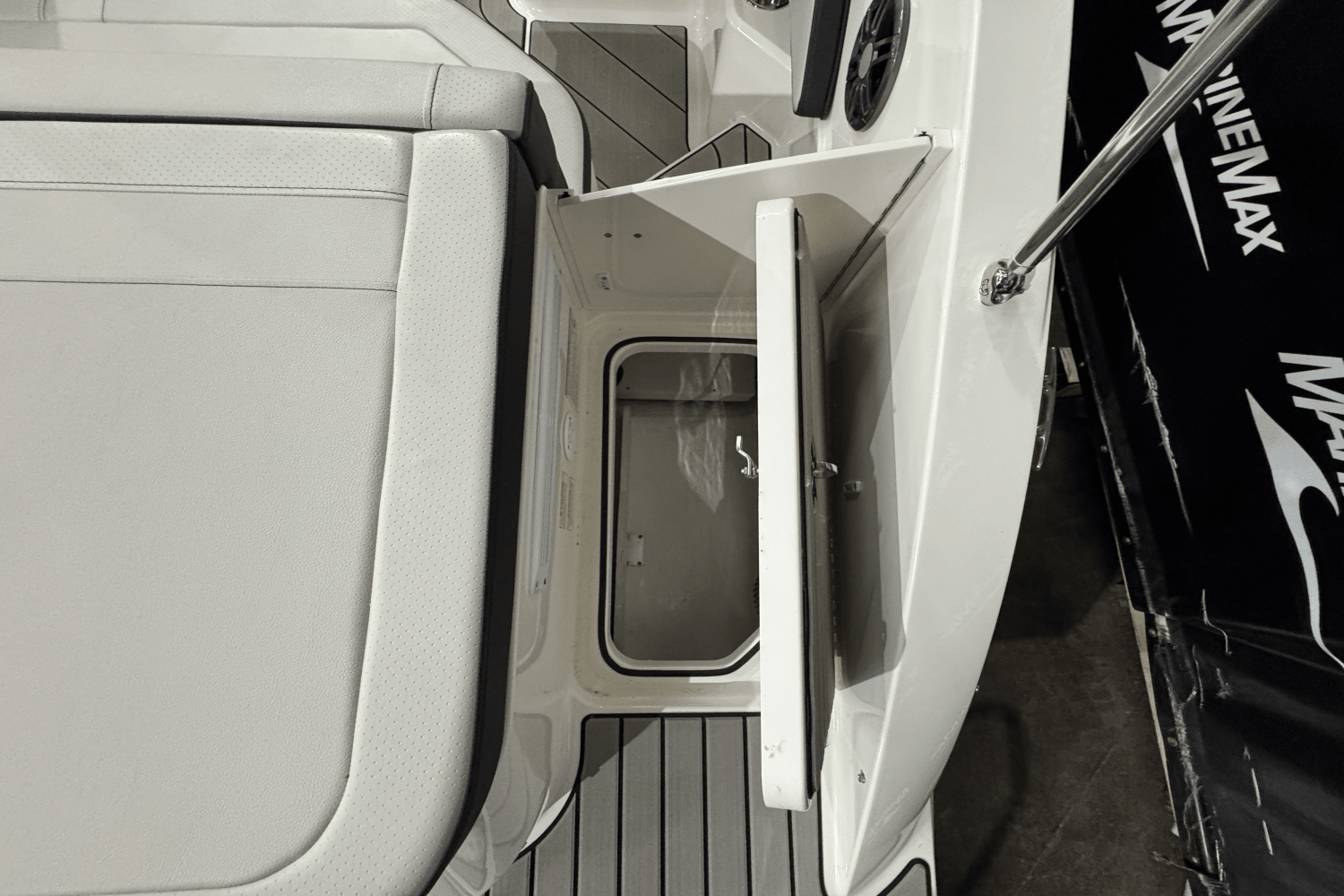 Slide: The Image of Sea Ray SPX 190 2025 - 11