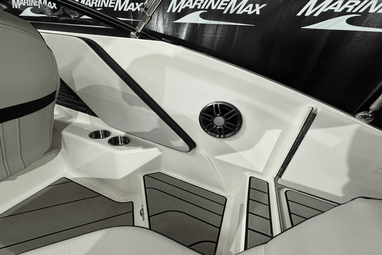 Slide: The Image of Sea Ray SPX 190 2025 - 12