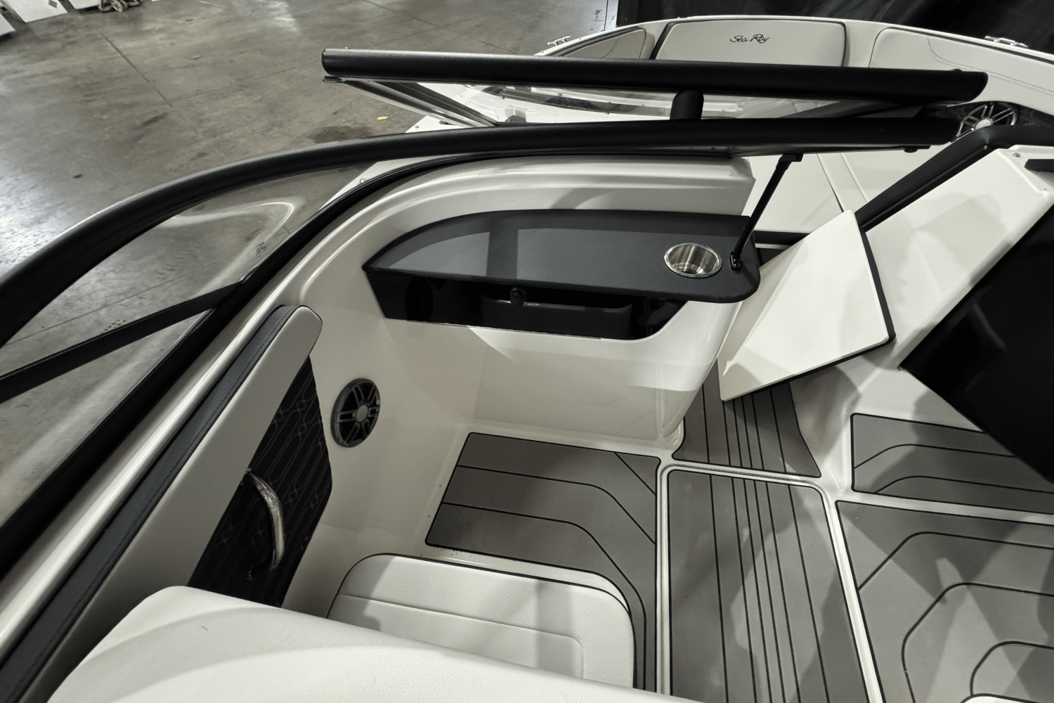 Slide: The Image of Sea Ray SPX 190 2025 - 16