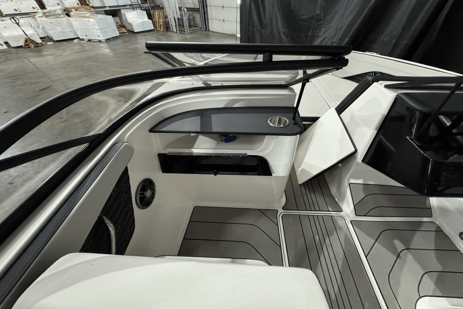 Slide: The Image of Sea Ray SPX 190 2025 - 17