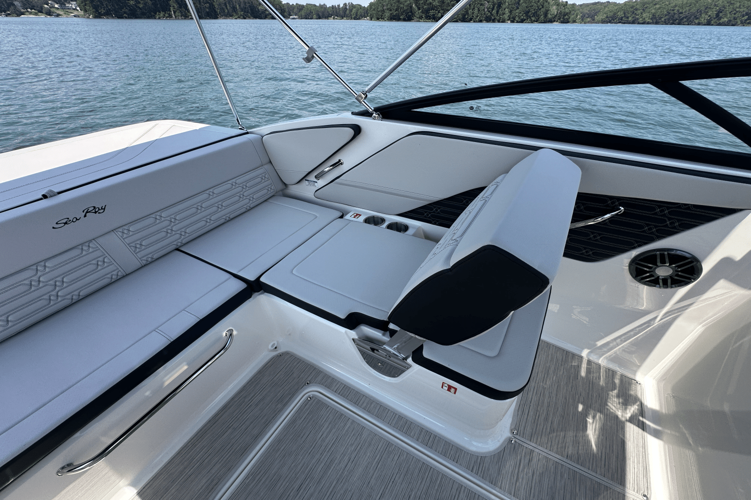 Slide: The Image of Sea Ray SPX 190 2025 - 17