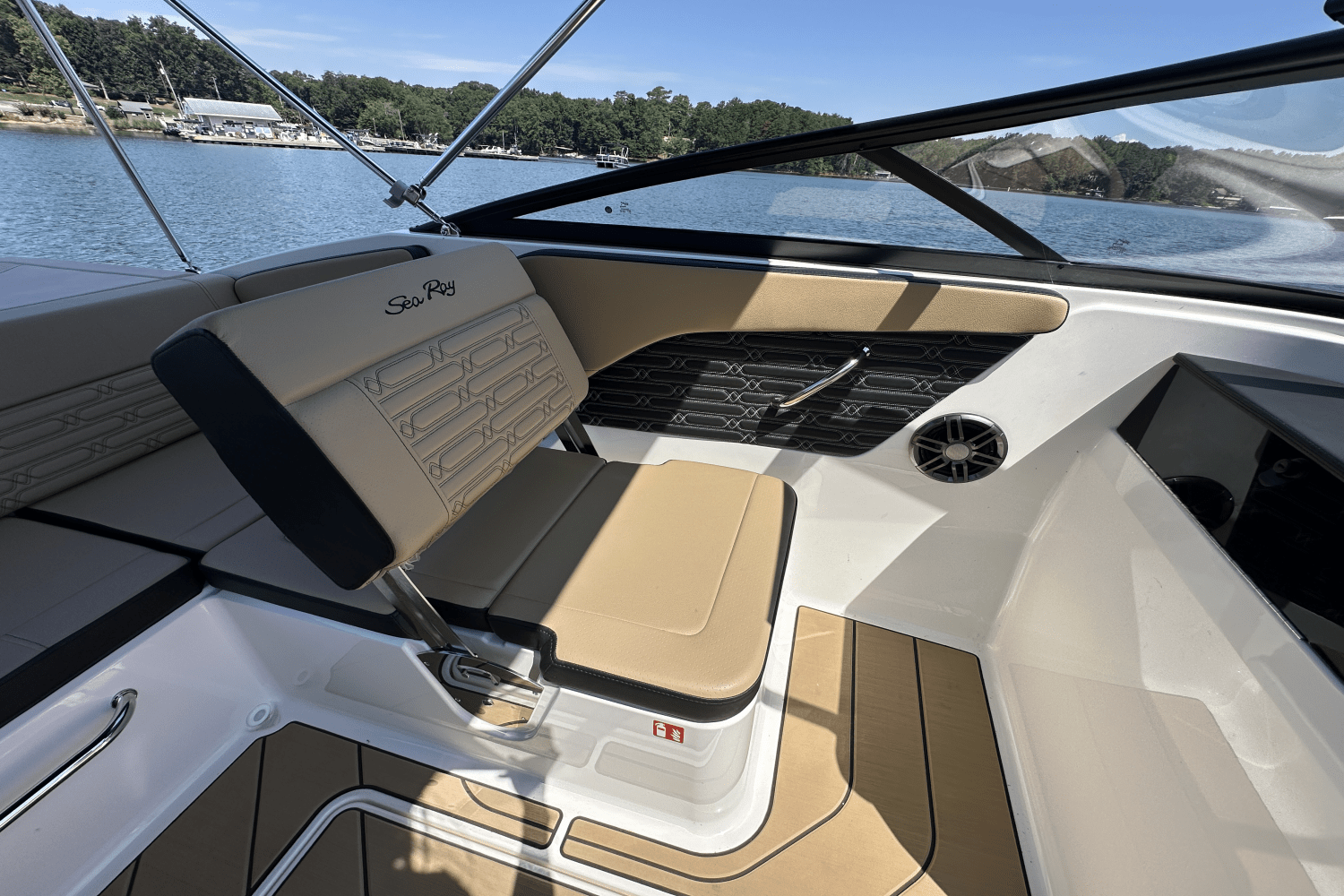 Slide: The Image of Sea Ray SPX 190 2025 - 27