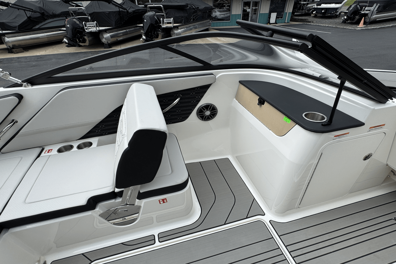 Slide: The Image of Sea Ray SPX 190 2025 - 28