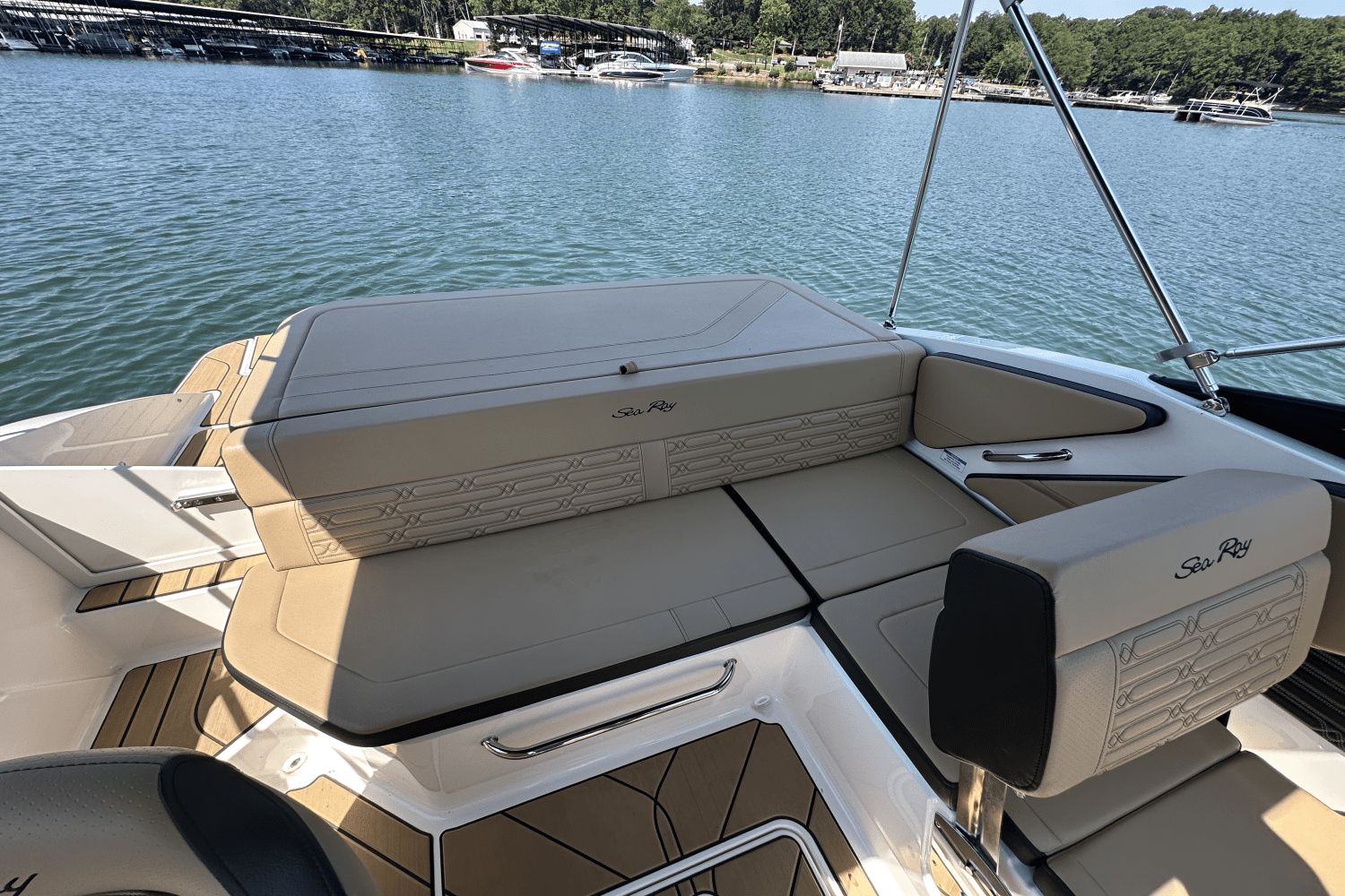 Slide: The Image of Sea Ray SPX 190 2025 - 28