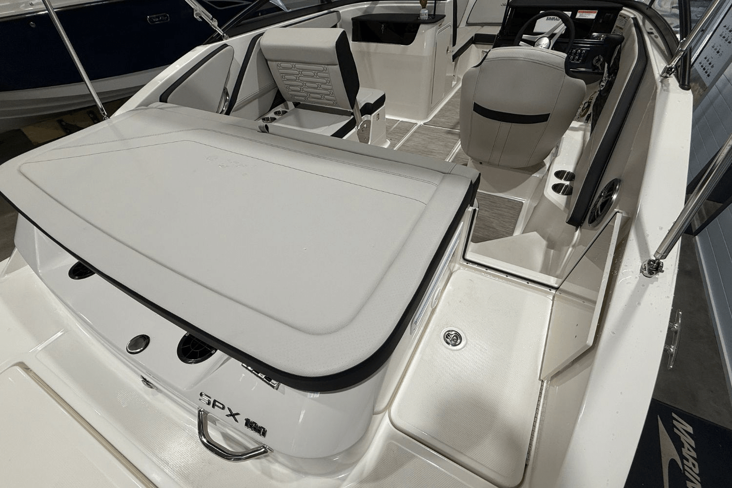 Slide: The Image of Sea Ray SPX 190 2025 - 8