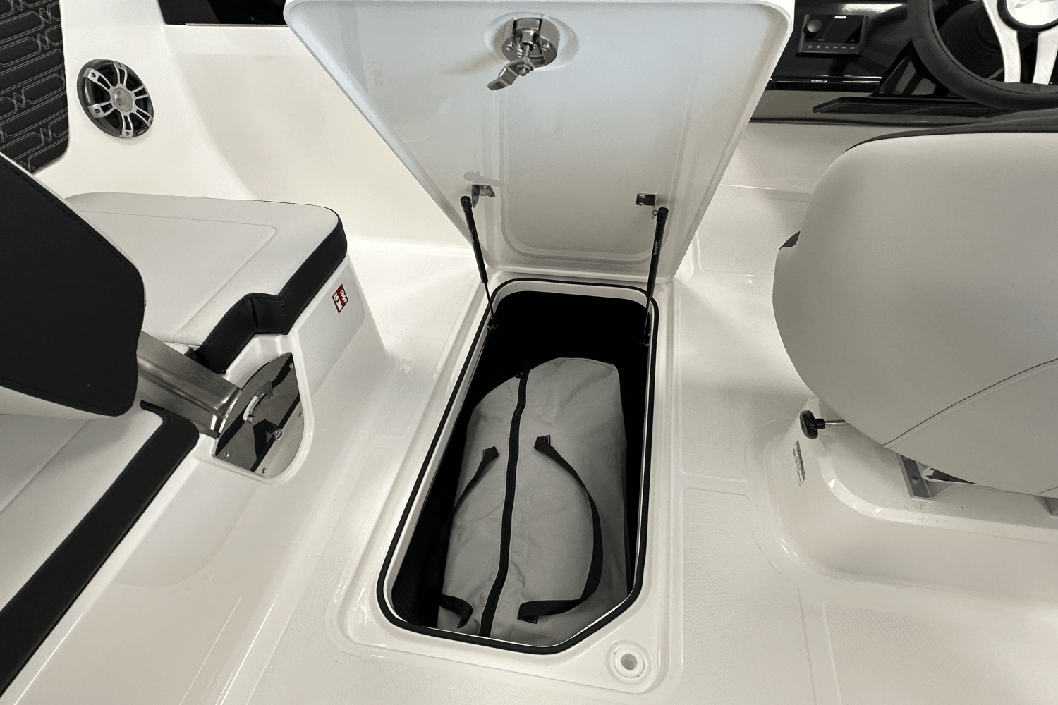 Slide: The Image of Sea Ray SPX 190 Outboard 2025 - 10
