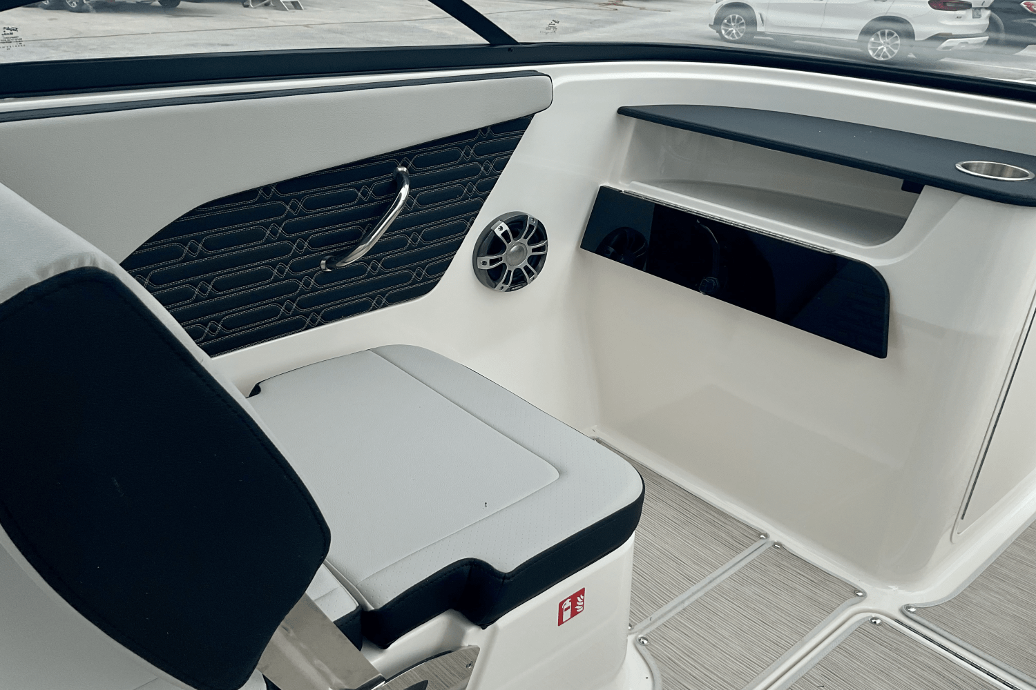 Slide: The Image of Sea Ray SPX 190 Outboard 2025 - 11