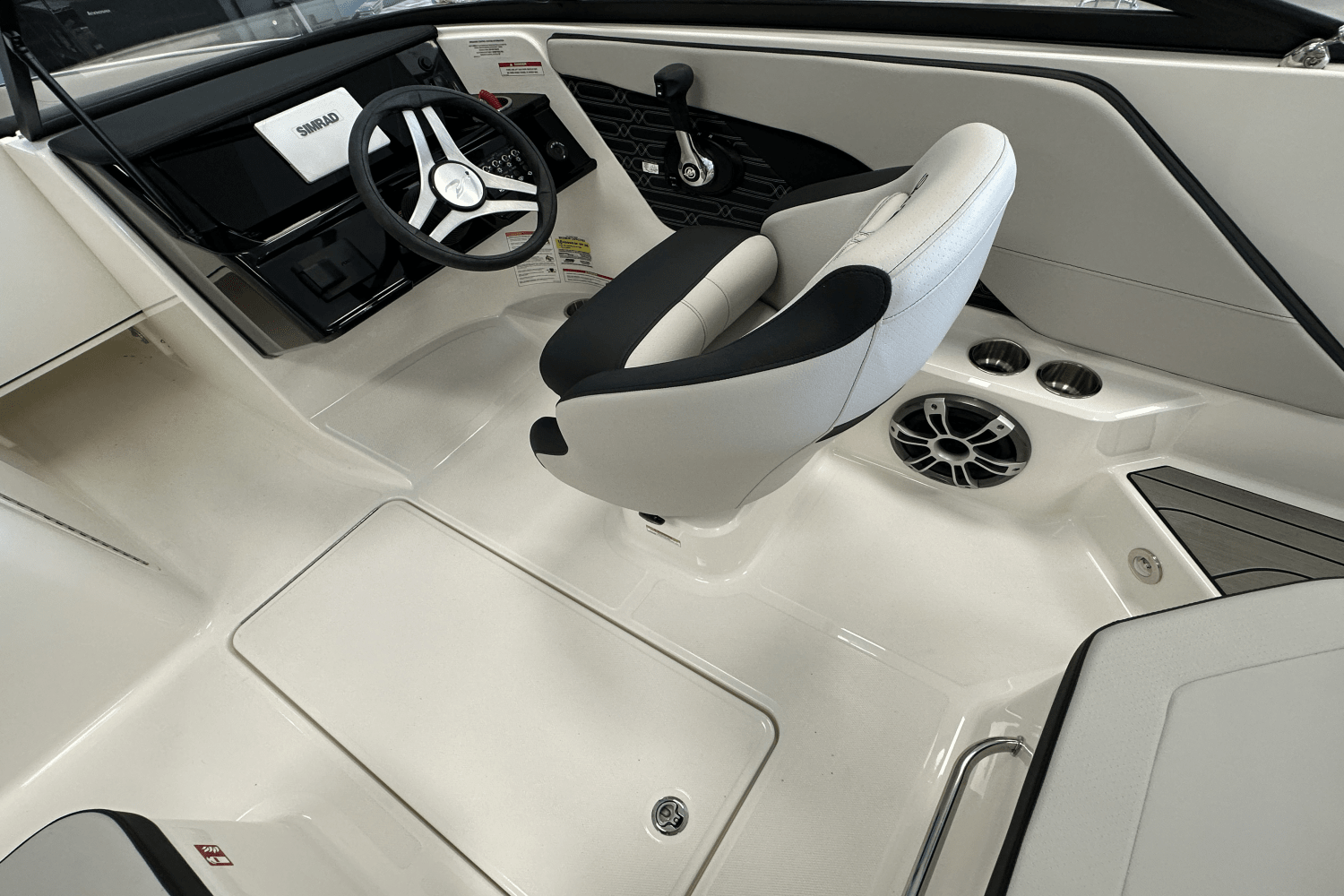 Slide: The Image of Sea Ray SPX 190 Outboard 2025 - 12