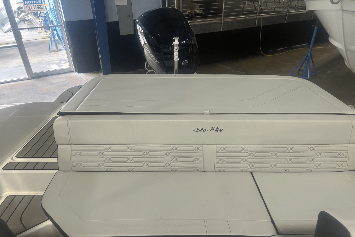 Slide: The Image of Sea Ray SPX 190 Outboard 2025 - 13