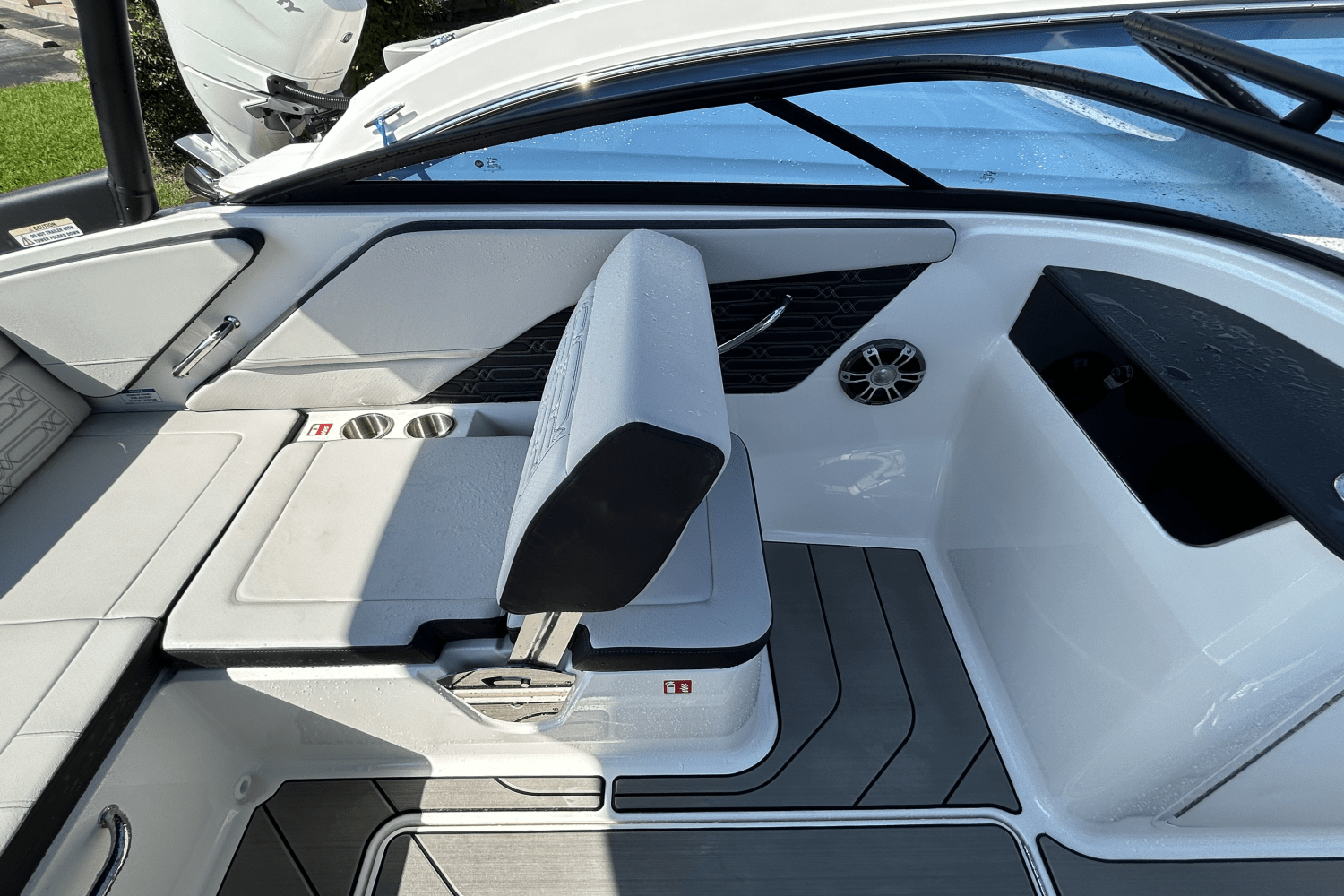 Slide: The Image of Sea Ray SPX 190 Outboard 2025 - 14