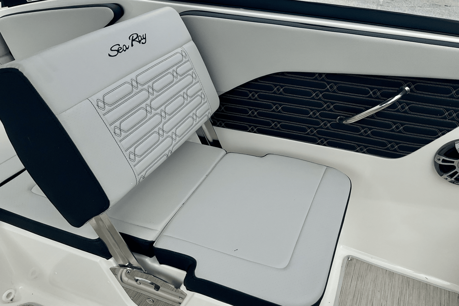 Slide: The Image of Sea Ray SPX 190 Outboard 2025 - 16