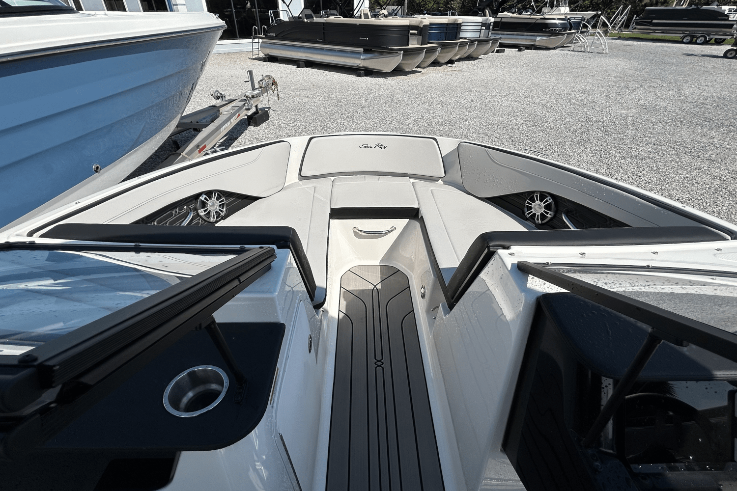 Slide: The Image of Sea Ray SPX 190 Outboard 2025 - 17