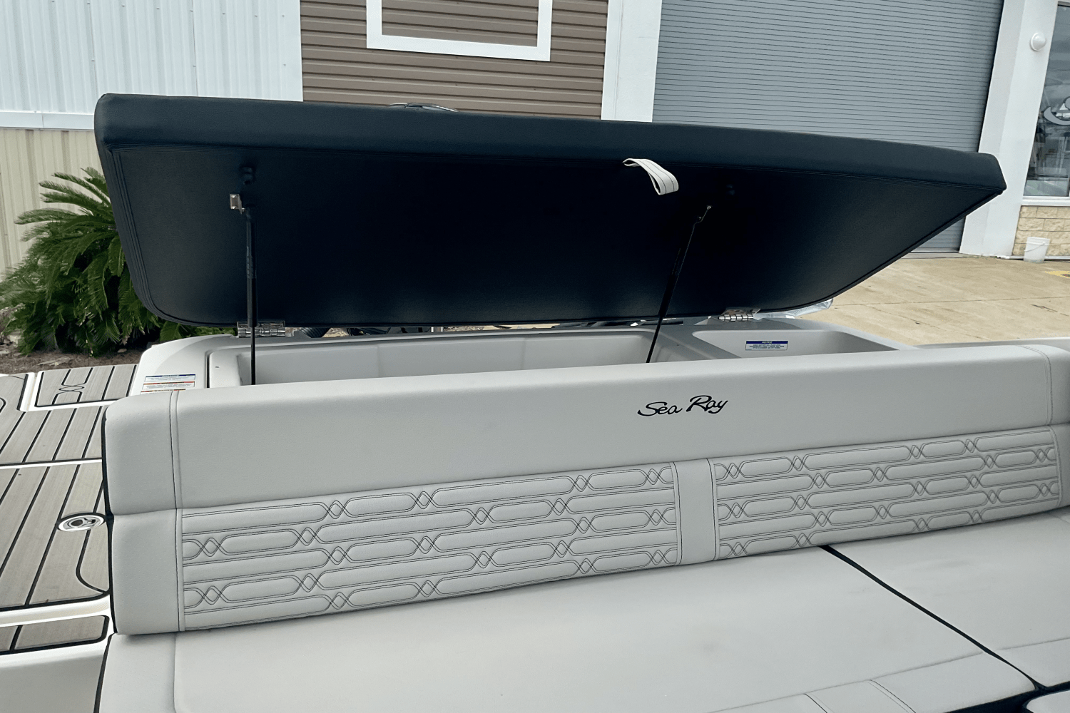 Slide: The Image of Sea Ray SPX 190 Outboard 2025 - 9