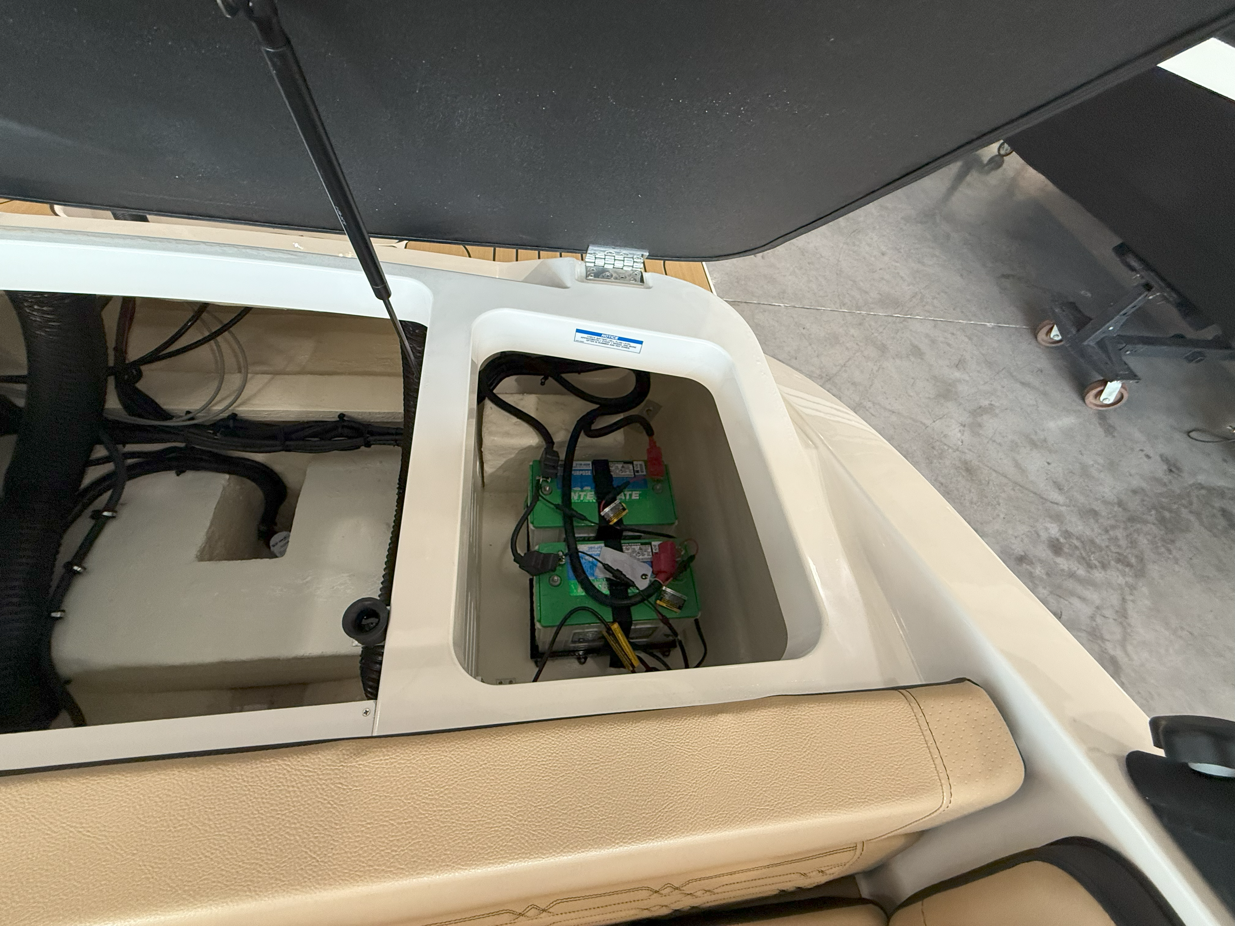 Slide: The Image of Sea Ray SPX 190 Outboard 2025 - 9