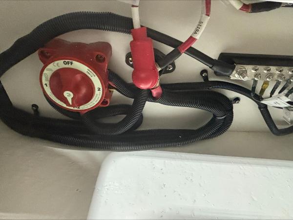 Slide: The Image of Sea Ray 210 SPX 2024 boat electrical system with battery switch and wiring. - 3