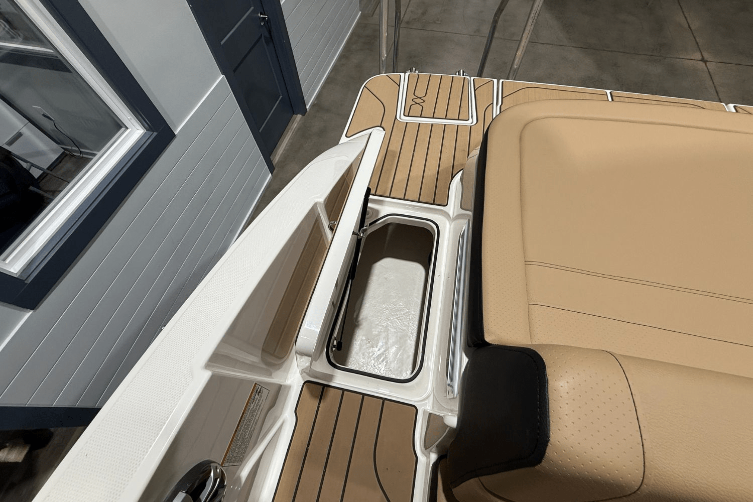 Slide: The Image of Sea Ray SPX 210 2025 - 10