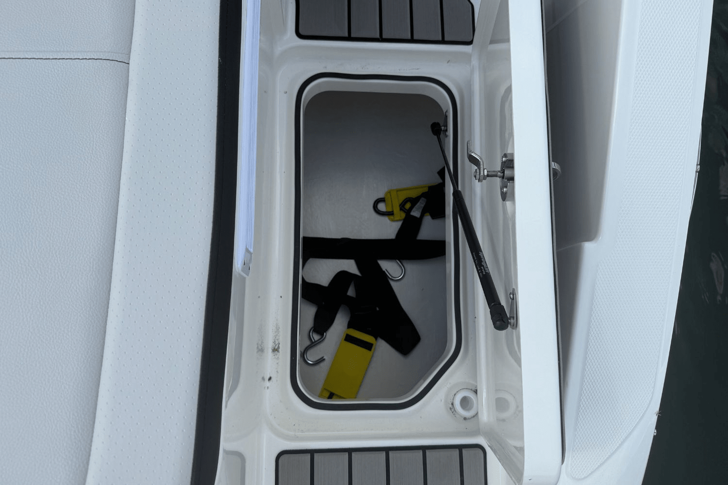 Slide: The Image of Sea Ray SPX 210 2025 - 11