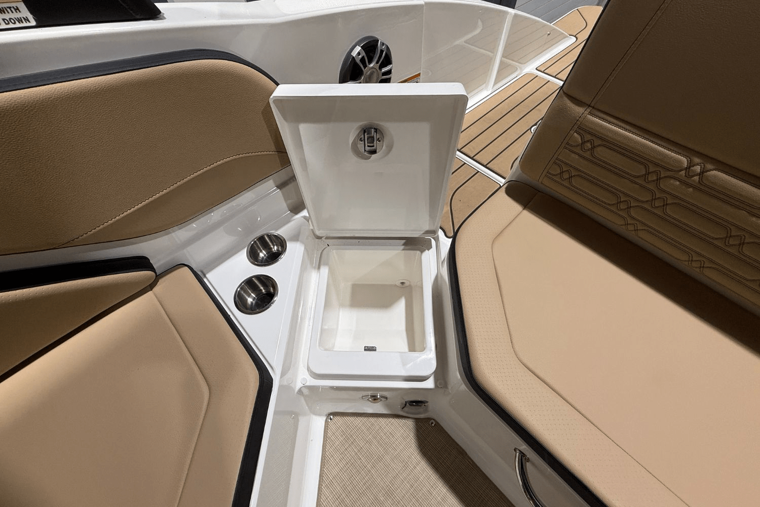 Slide: The Image of Sea Ray SPX 210 2025 - 11