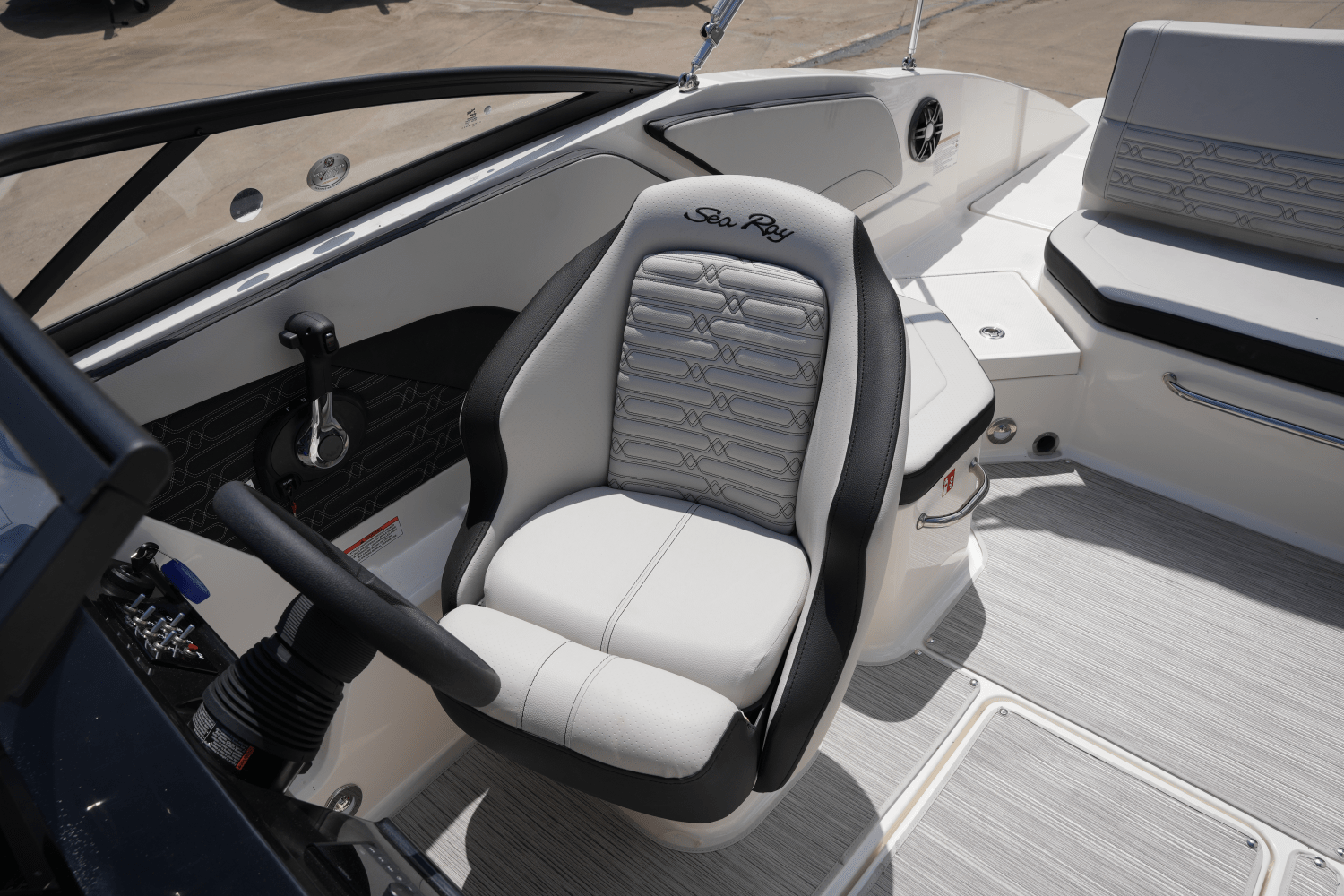 Slide: The Image of Sea Ray SPX 210 2025 - 12