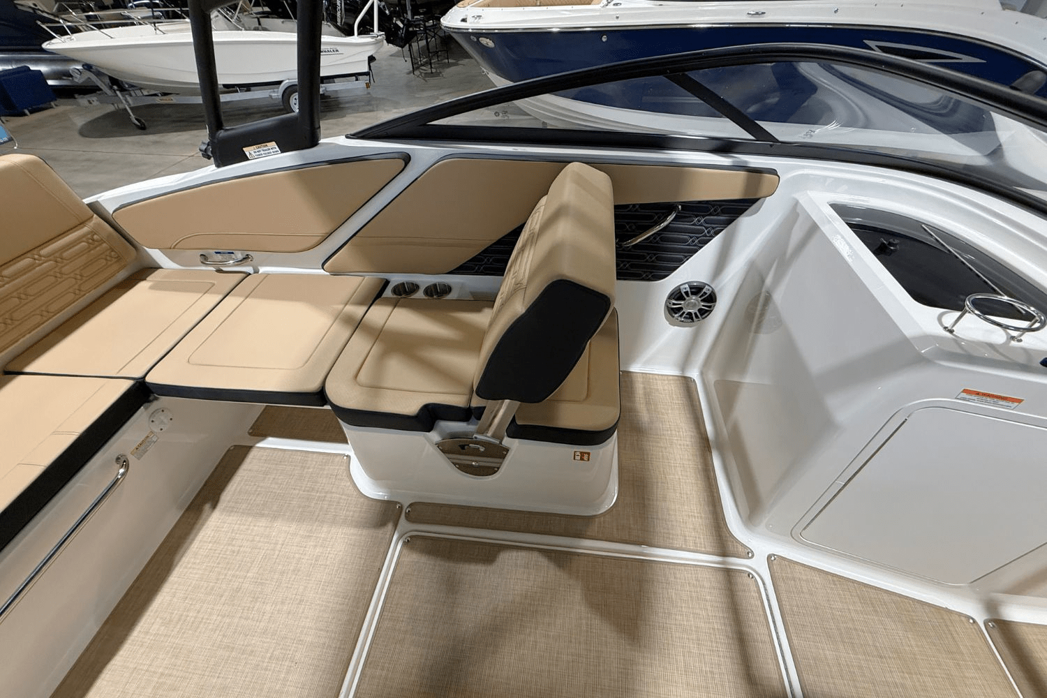 Slide: The Image of Sea Ray SPX 210 2025 - 16