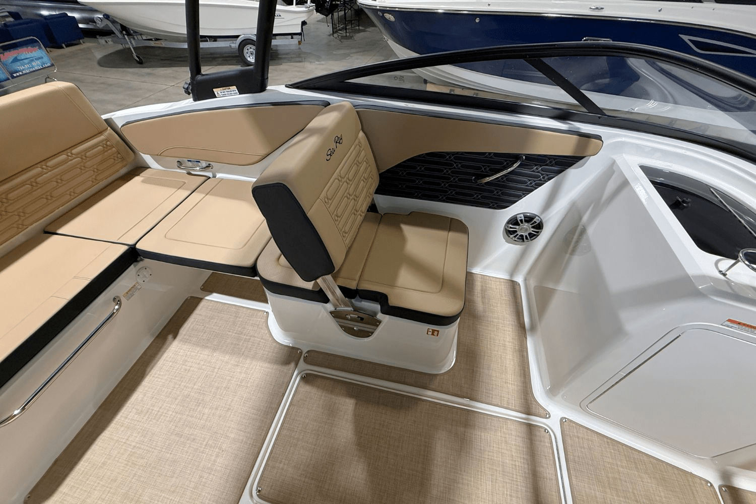 Slide: The Image of Sea Ray SPX 210 2025 - 17