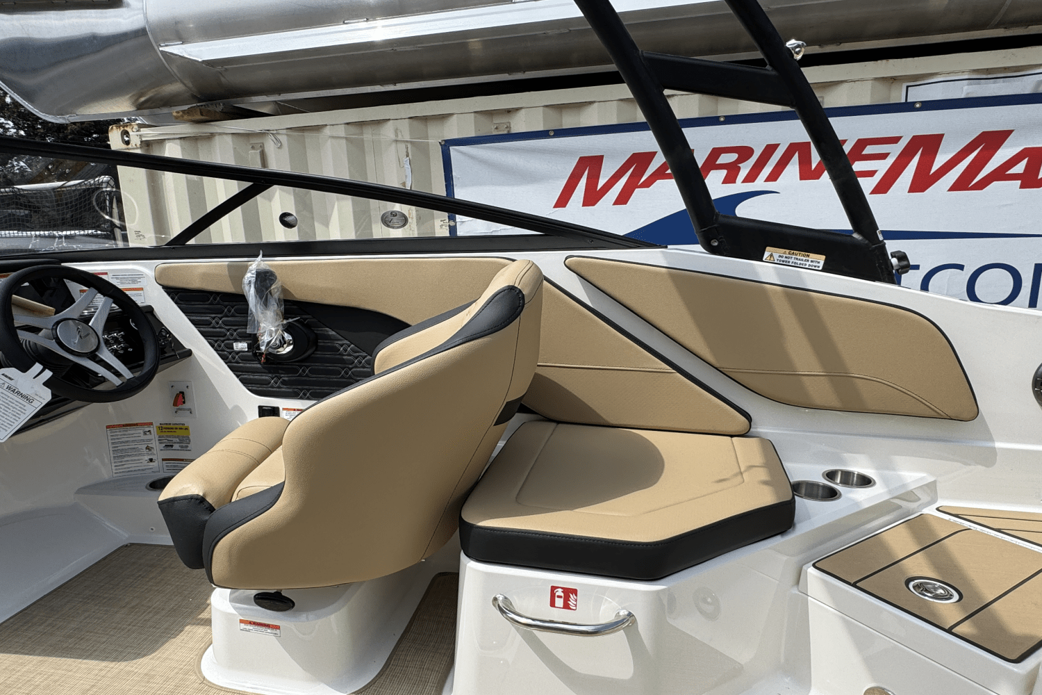 Slide: The Image of Sea Ray SPX 210 2025 - 18