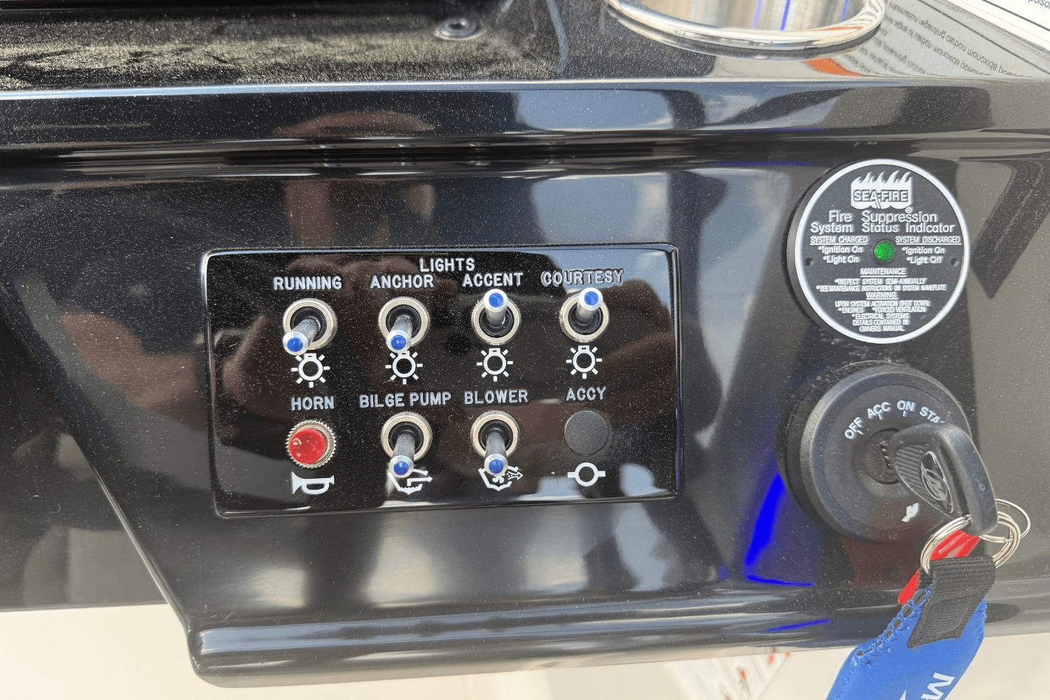 Slide: The Image of Sea Ray SPX 210 2025 - 19