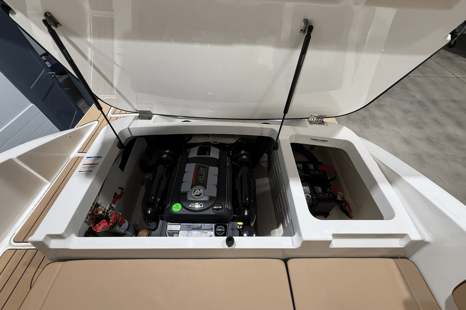 Slide: The Image of Sea Ray SPX 210 2025 - 25