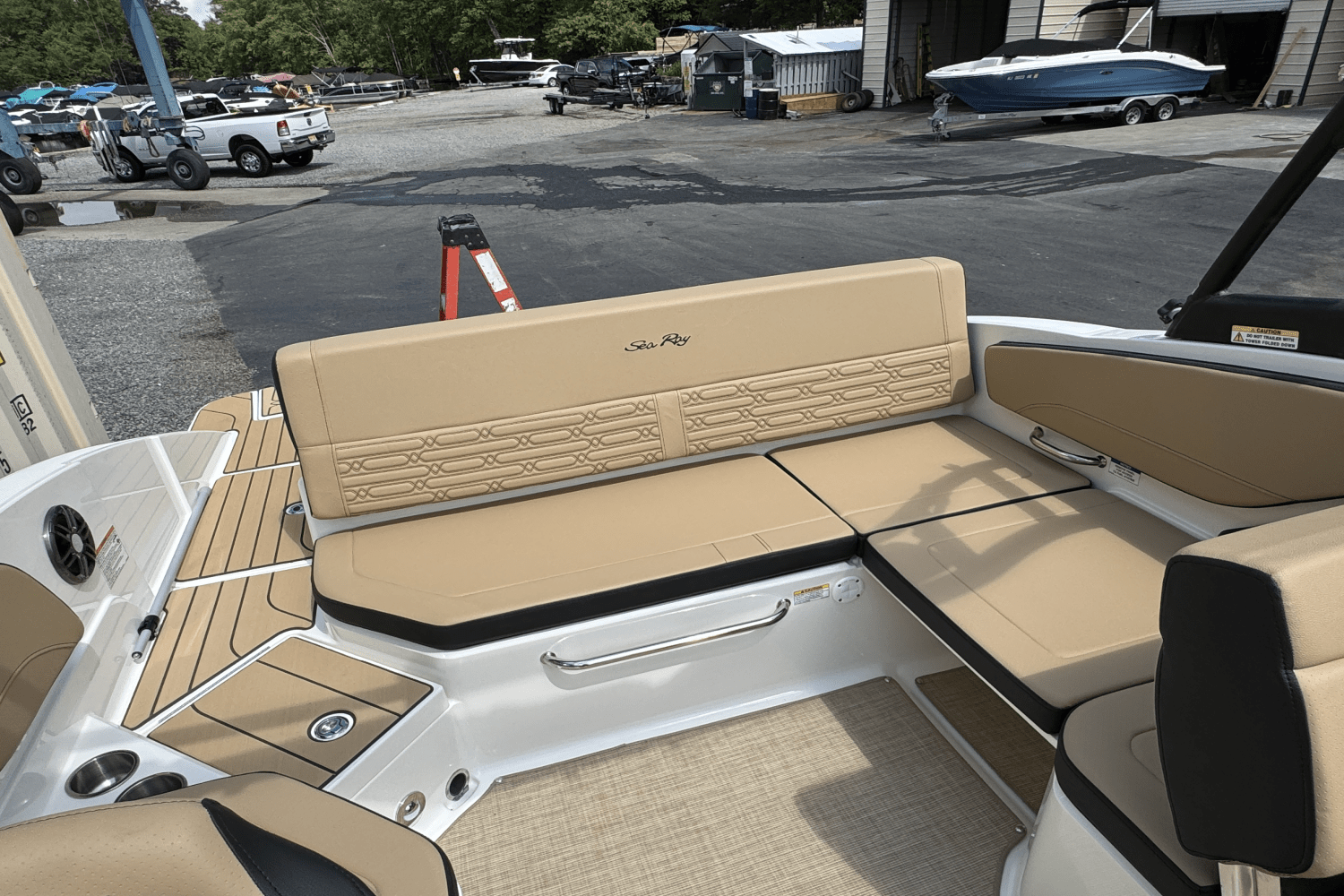 Slide: The Image of Sea Ray SPX 210 2025 - 27