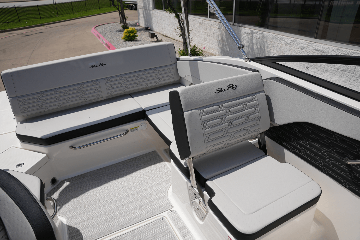 Slide: The Image of Sea Ray SPX 210 2025 - 9