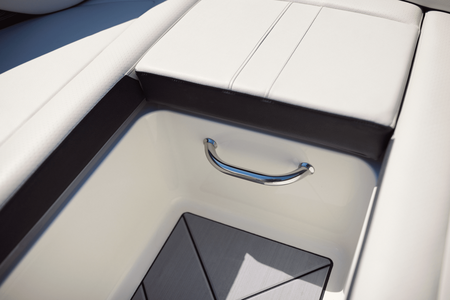 Slide: The Image of Sea Ray SPX 210 Outboard 2024 - 19