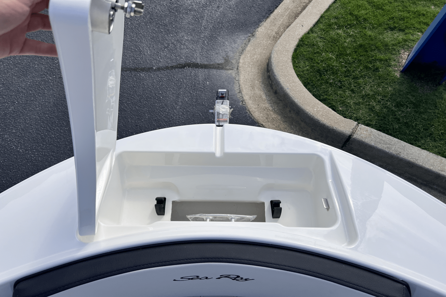 Slide: The Image of Sea Ray SPX 210 Outboard 2025 - 10