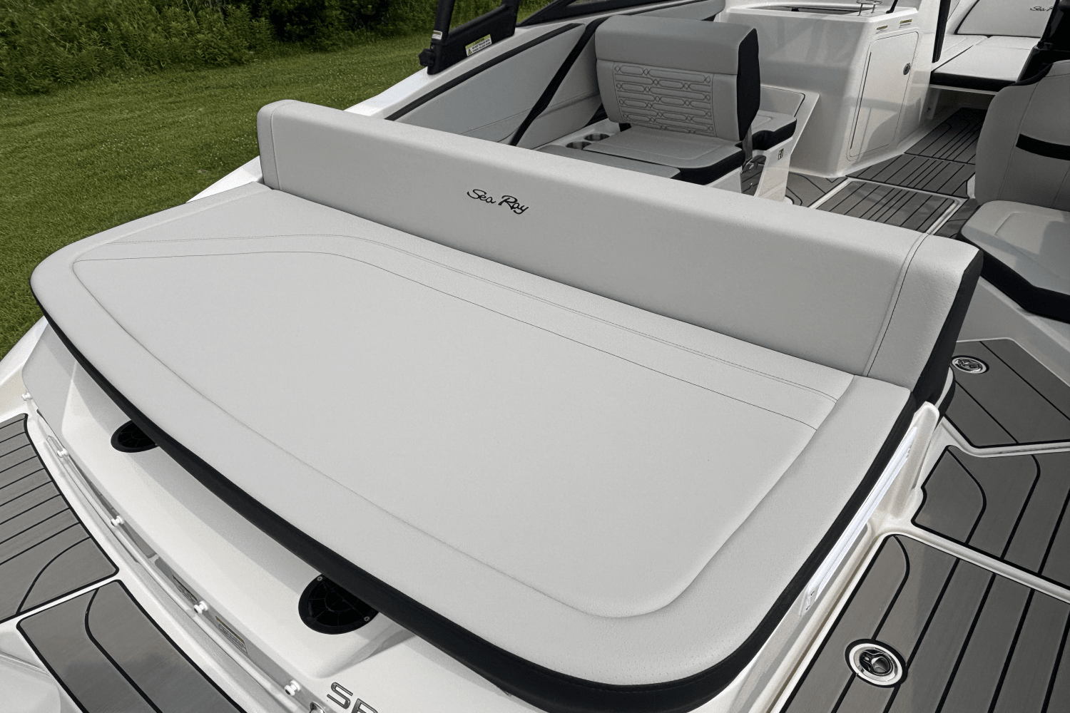 Slide: The Image of Sea Ray SPX 210 Outboard 2025 - 10