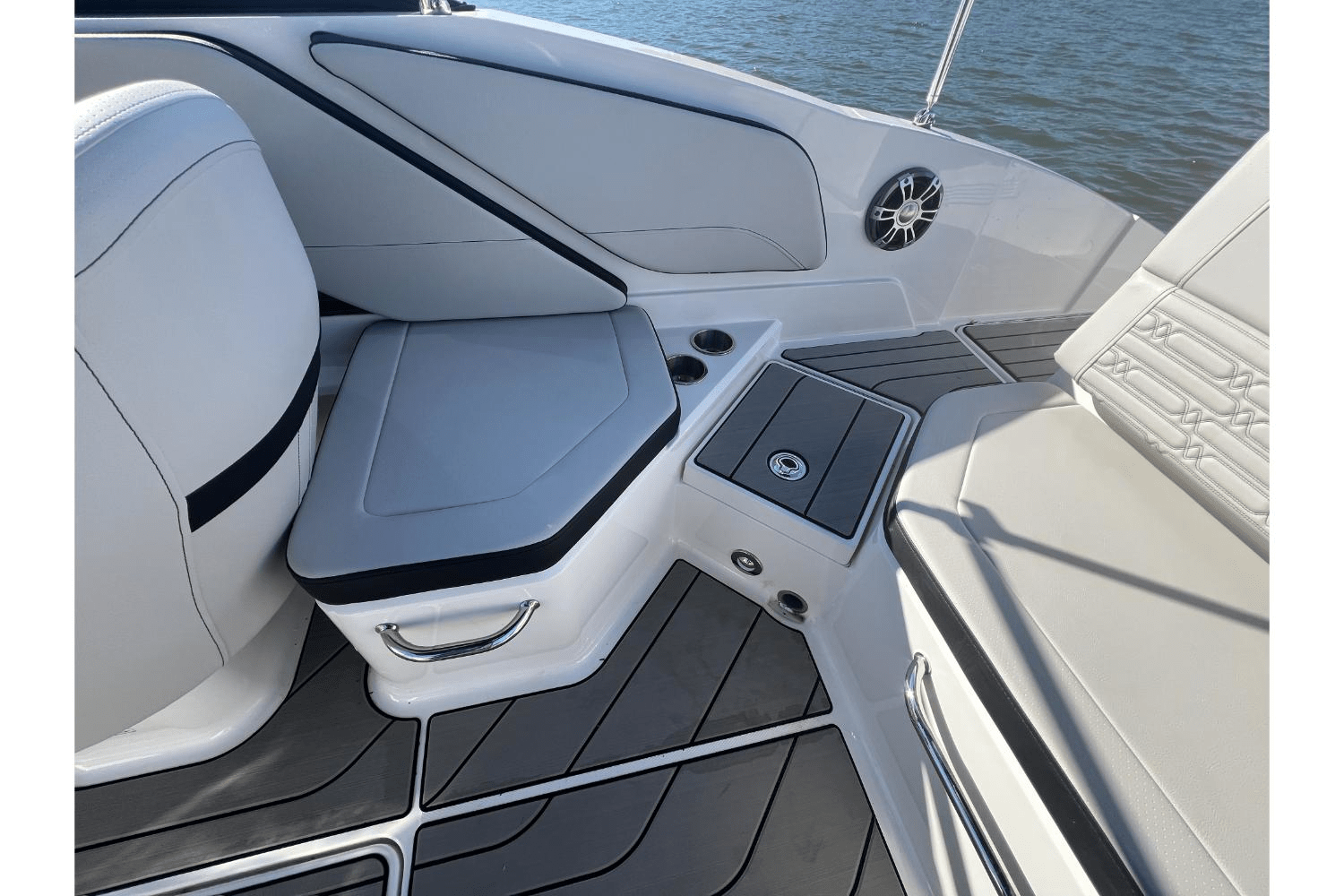 Slide: The Image of Sea Ray SPX 210 Outboard 2025 - 10