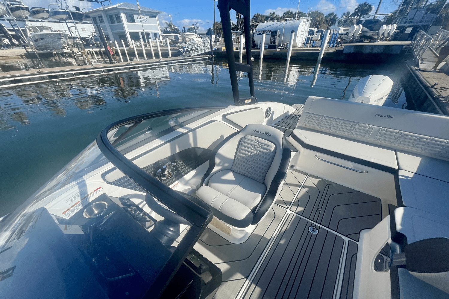 Slide: The Image of Sea Ray SPX 210 Outboard 2025 - 10