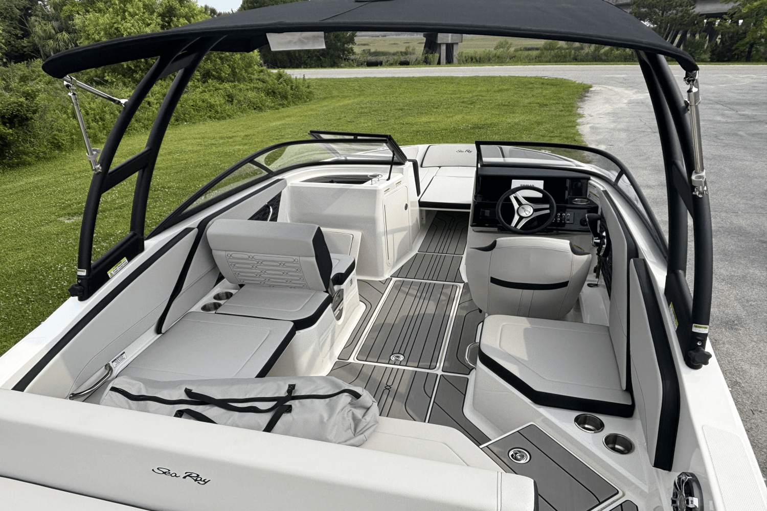 Slide: The Image of Sea Ray SPX 210 Outboard 2025 - 11