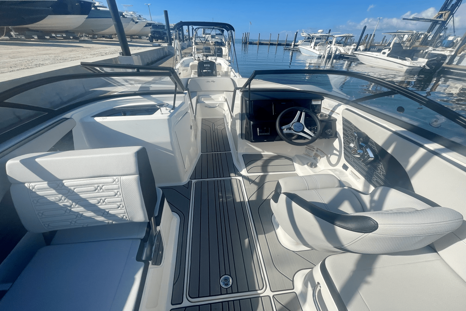 Slide: The Image of Sea Ray SPX 210 Outboard 2025 - 11