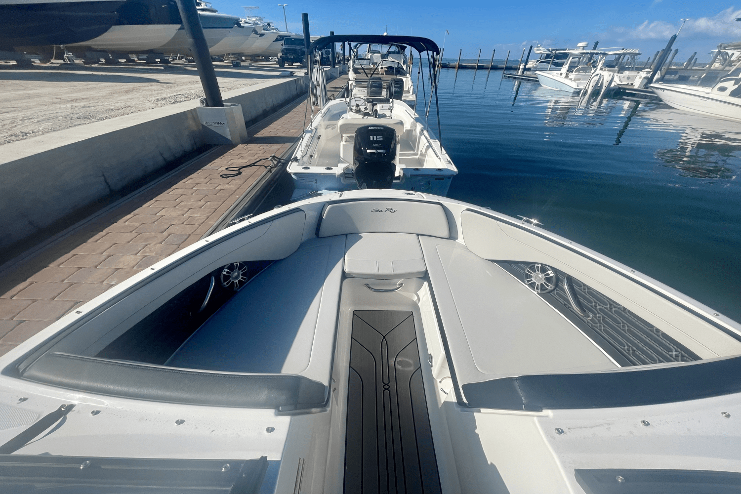 Slide: The Image of Sea Ray SPX 210 Outboard 2025 - 12