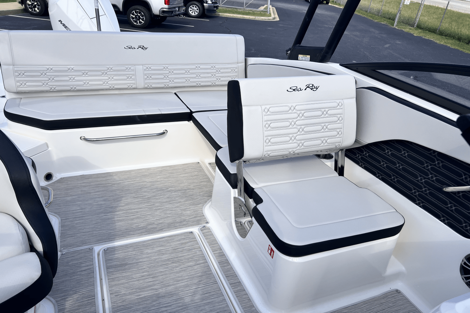 Slide: The Image of Sea Ray SPX 210 Outboard 2025 - 12