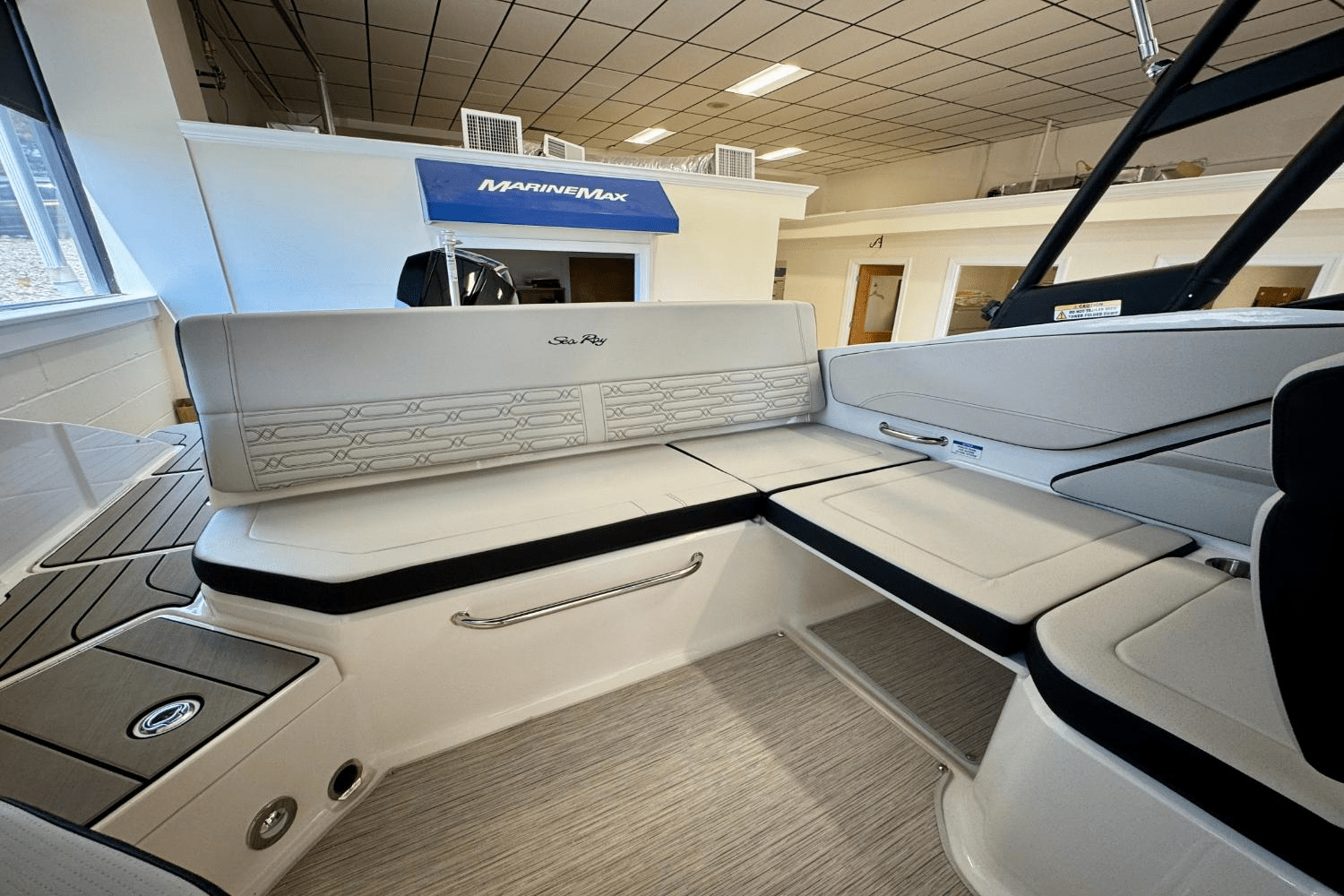 Slide: The Image of Sea Ray SPX 210 Outboard 2025 - 12