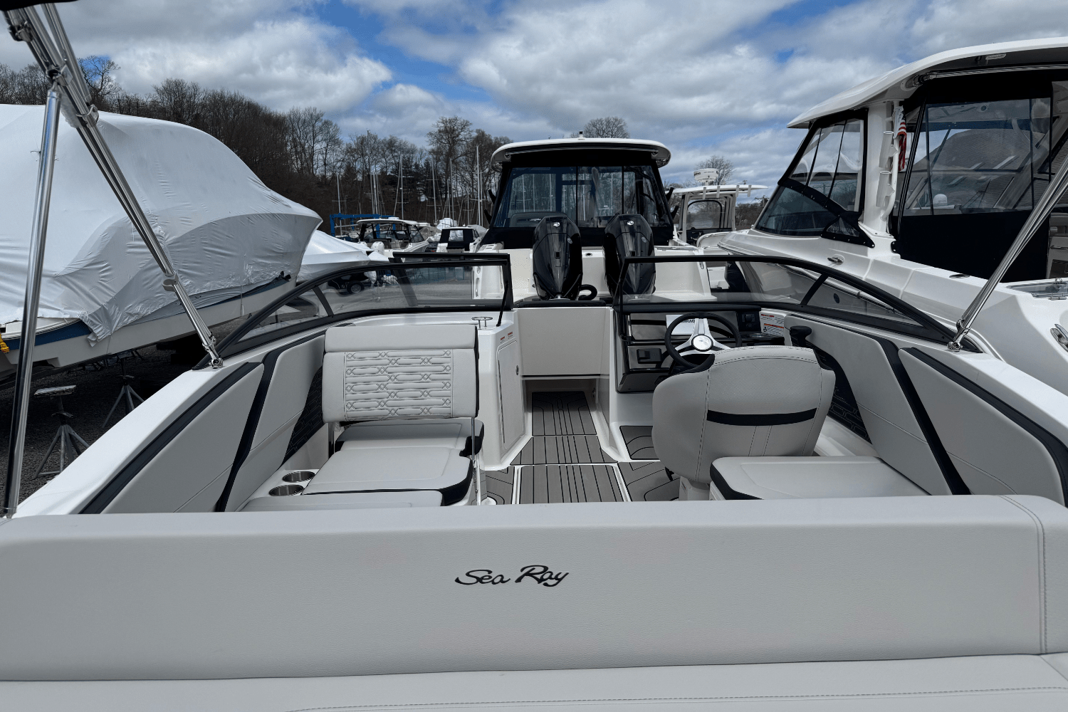 Slide: The Image of Sea Ray SPX 210 Outboard 2025 - 12