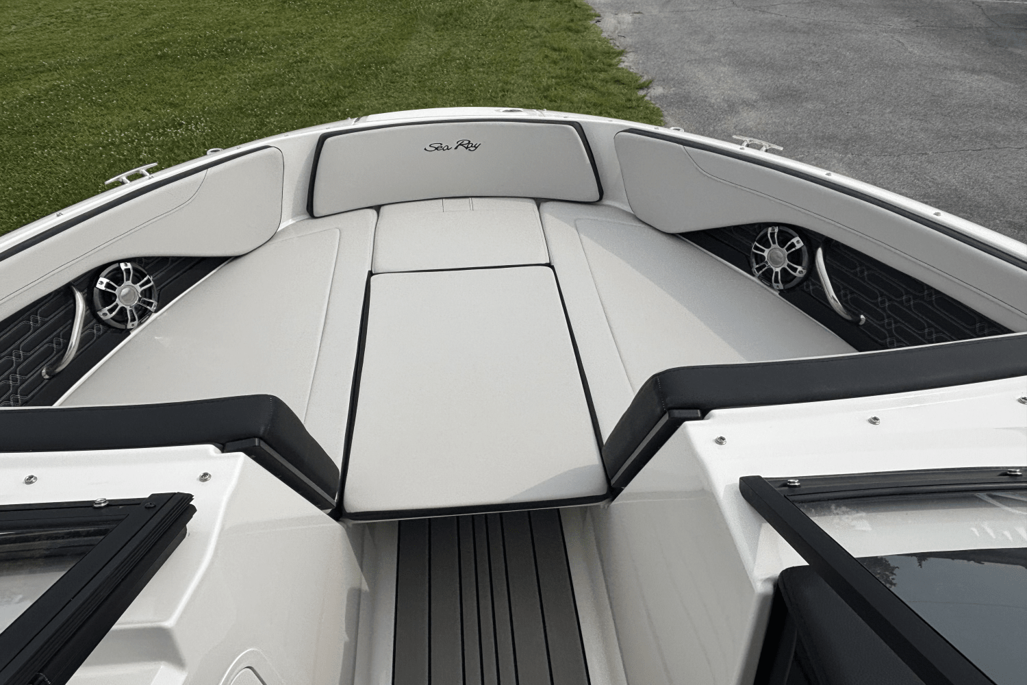 Slide: The Image of Sea Ray SPX 210 Outboard 2025 - 12