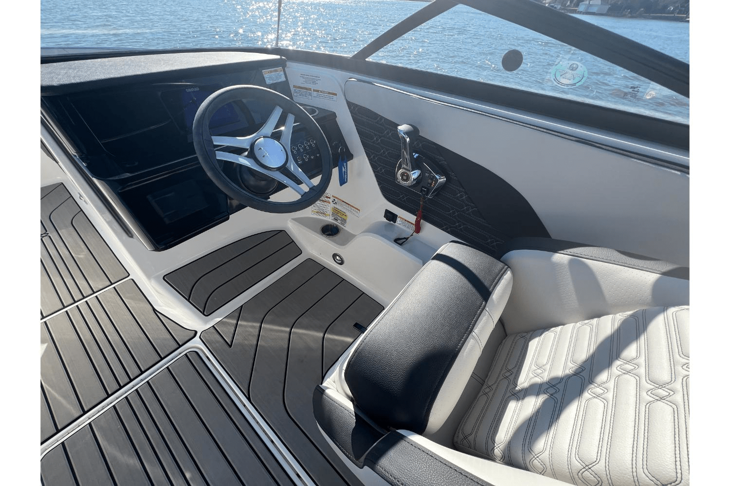 Slide: The Image of Sea Ray SPX 210 Outboard 2025 - 12