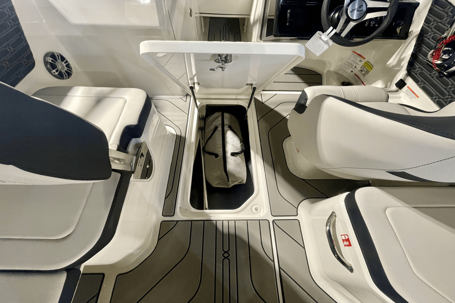 Slide: The Image of Sea Ray SPX 210 Outboard 2025 - 12