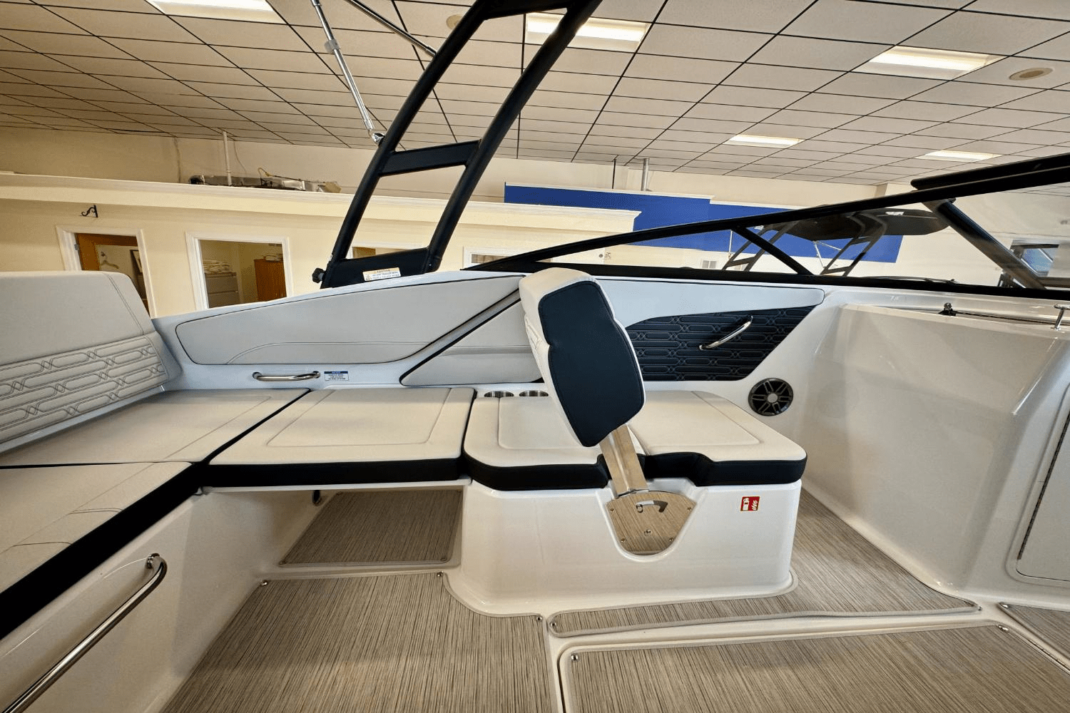 Slide: The Image of Sea Ray SPX 210 Outboard 2025 - 13