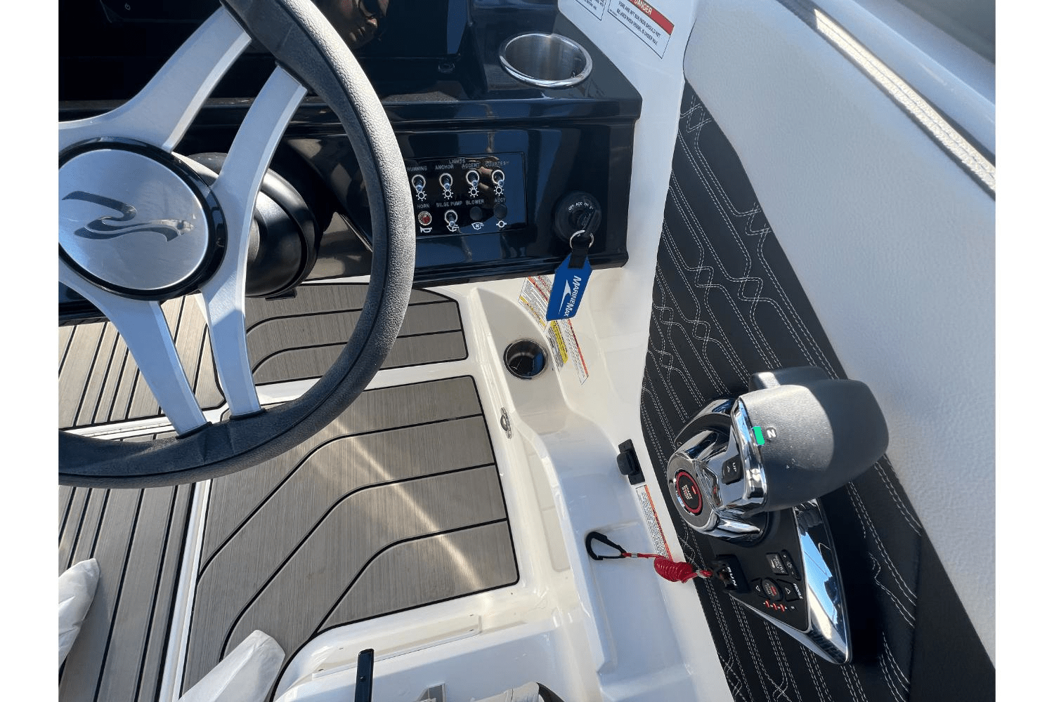 Slide: The Image of Sea Ray SPX 210 Outboard 2025 - 13